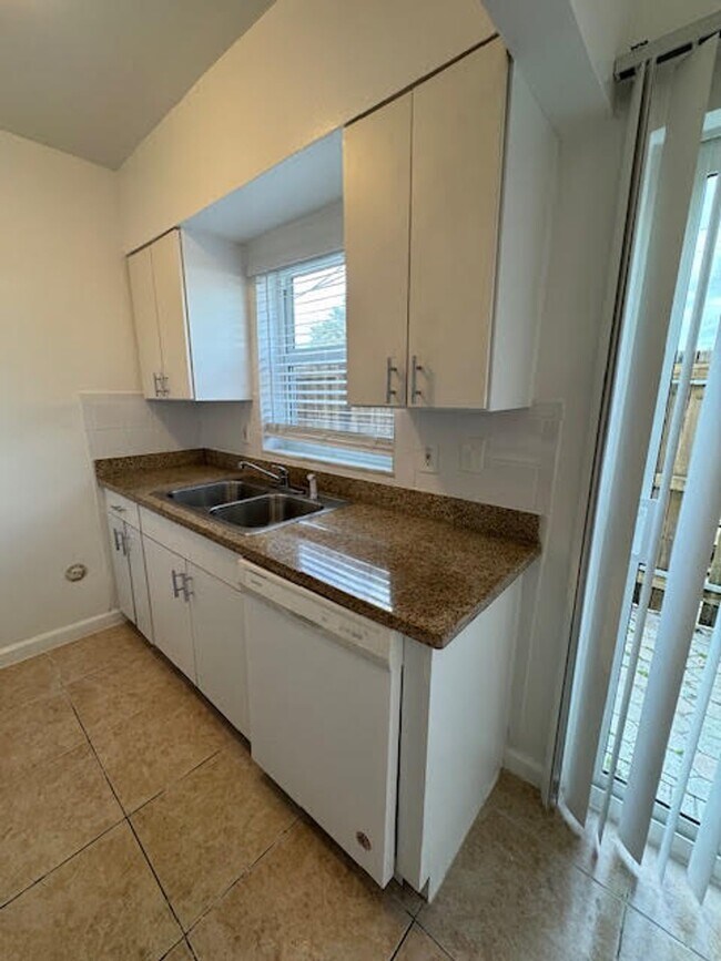Building Photo - 100 SW 10th St Ft. Lauderdale, FL 33315