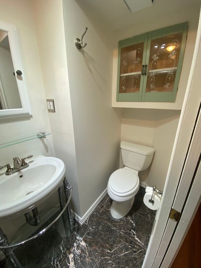 Building Photo - 2906 West Ave