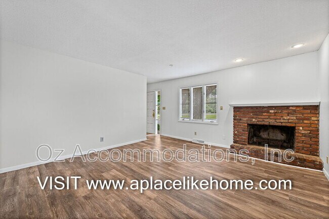Building Photo - 608 E 78th St