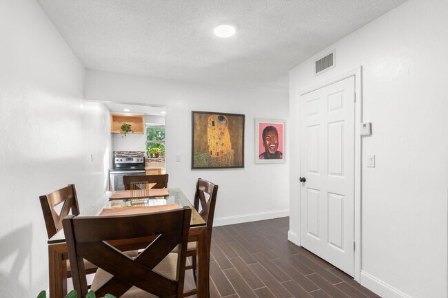 Building Photo - 1900 NE 8th Ct