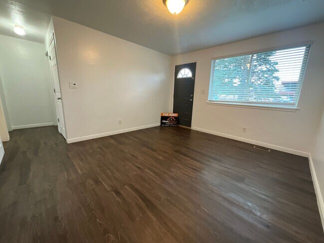 Building Photo - 1124 Vitt Dr
