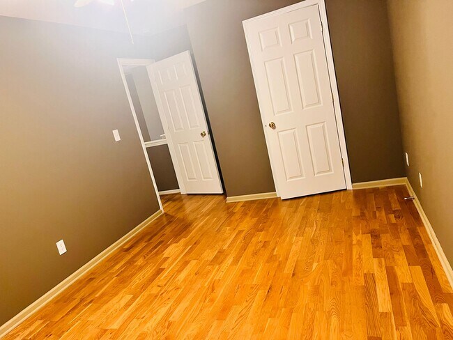 Building Photo - 105 Charing Pl