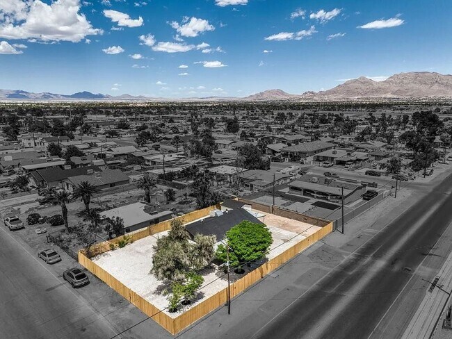 Building Photo - Coming Soon! 3bed 2 bath plus Casita HUGE ...