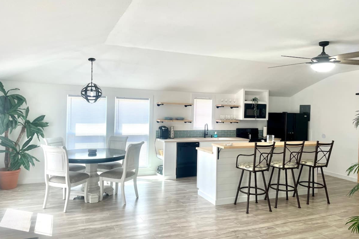 Kitchen & dining area - 3399 Wild Turkey Rd