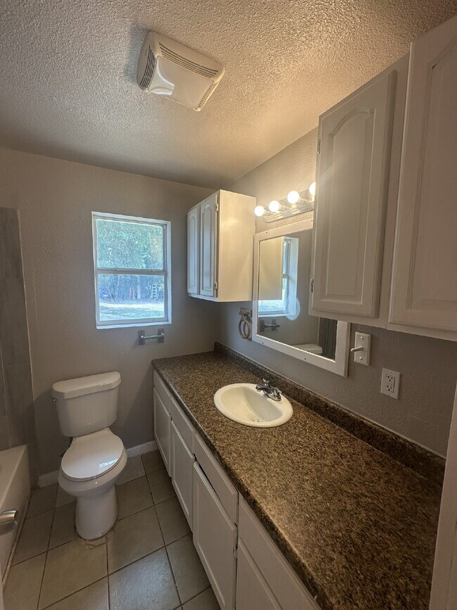 Building Photo - 2 Bedroom, 1 Bath Apartment