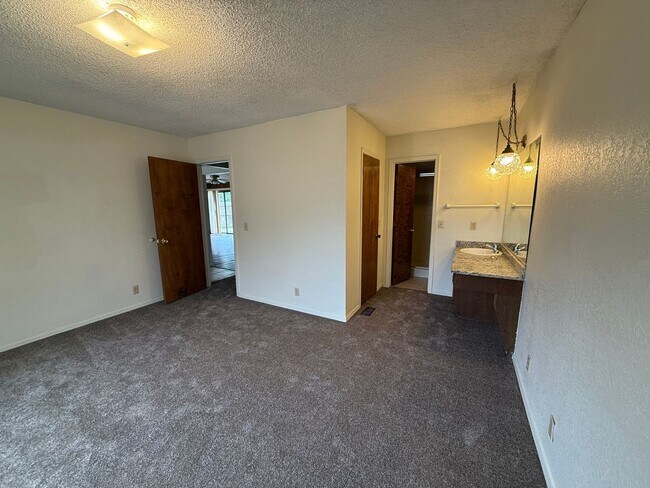 Building Photo - Three bedroom Duplex, Fenced Yard, Union School District