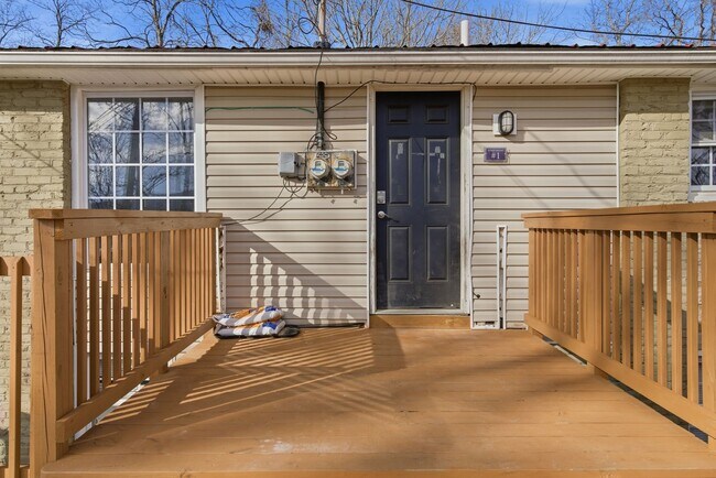 Building Photo - 2 Bed / 1 Bath. Off street parking.