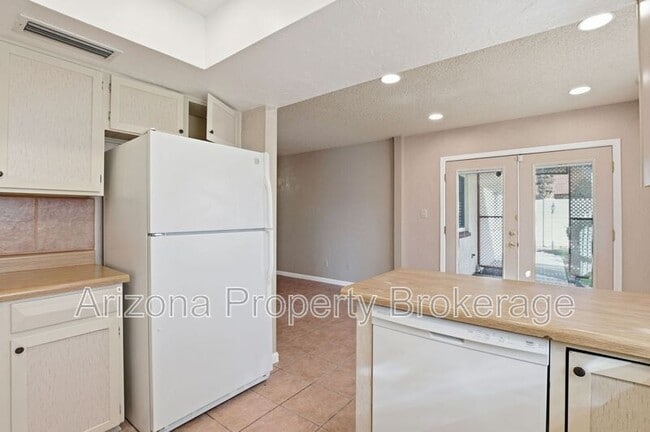 Building Photo - 2192 E Balboa Dr