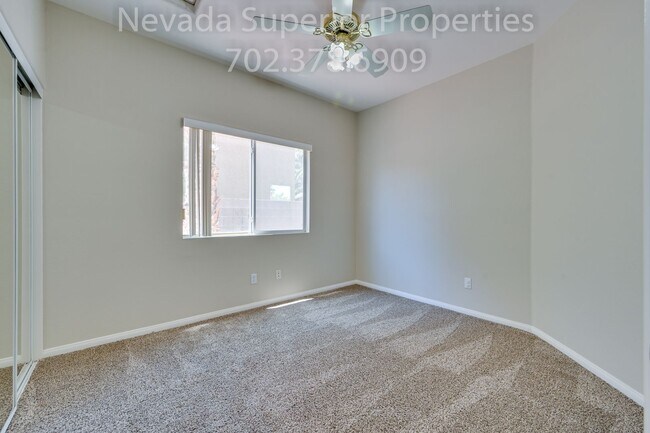 Building Photo - SE Single Story 3 Bedroom Home!!! Low Main...
