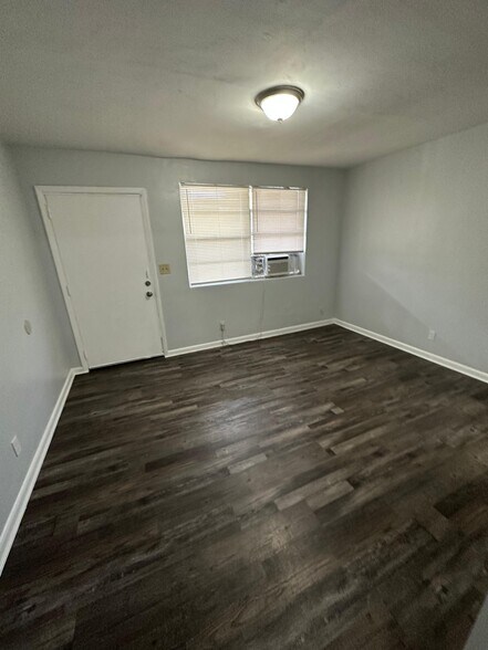 Building Photo - 2002 Palafox St