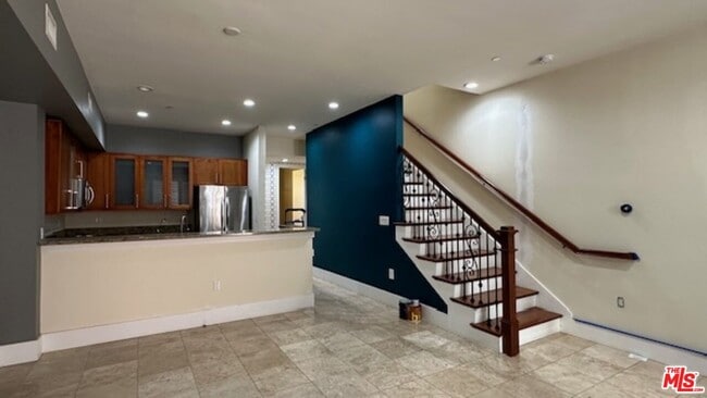 Building Photo - 2020 Holly Dr