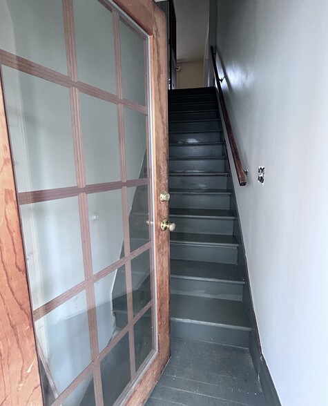 Private Entrance - 31 Dix Ave