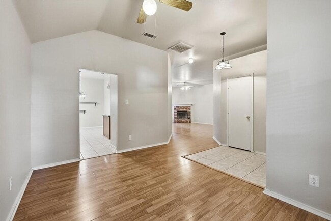 Building Photo - 100 Oak Hollow Ln
