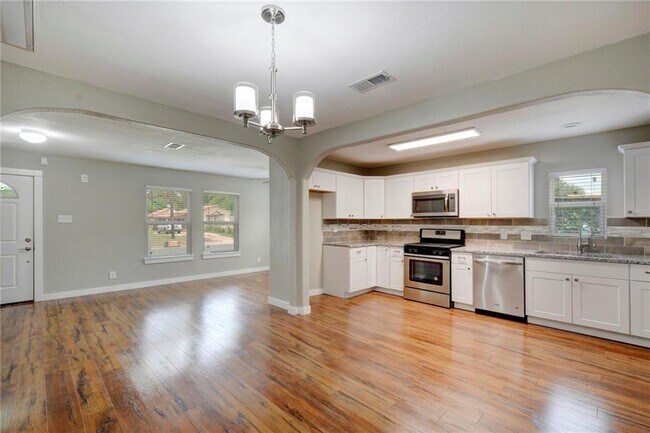 Building Photo - 503 W Grady Dr
