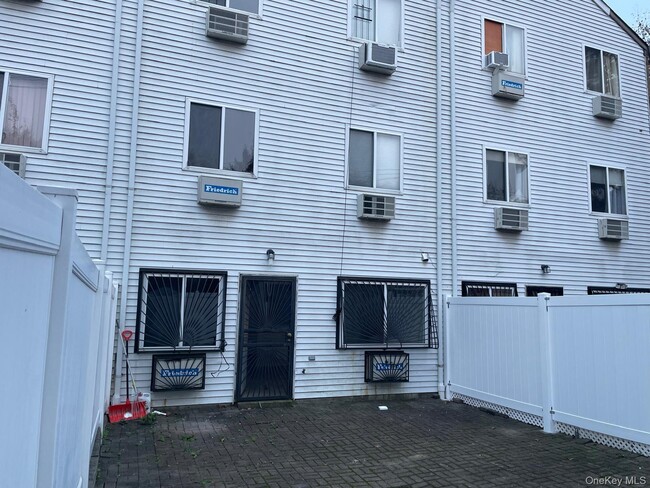 Building Photo - 7 Dune Ct