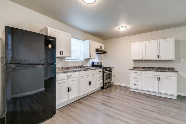 Building Photo - Elmwood Triplex