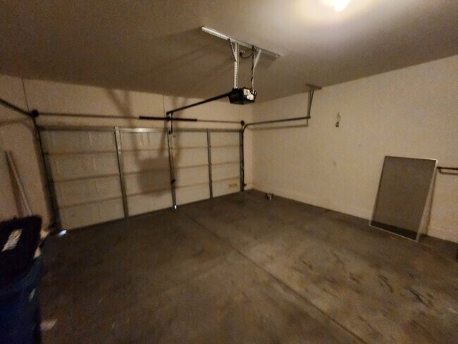 Building Photo - Charming 3 bedroom home with great curb ap...