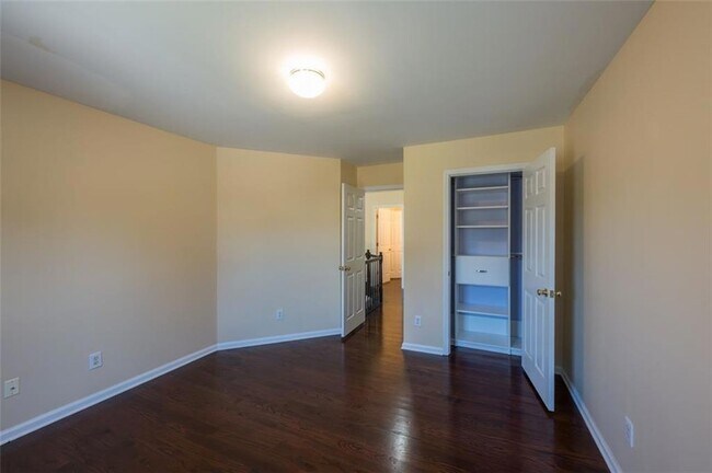 Building Photo - 2433 Gablewood Dr NE