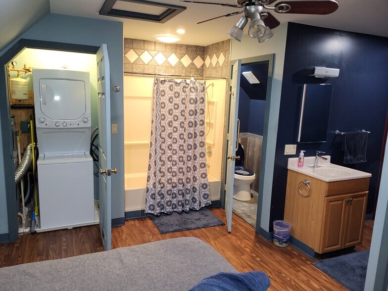 Building Photo - 555 School House Rd