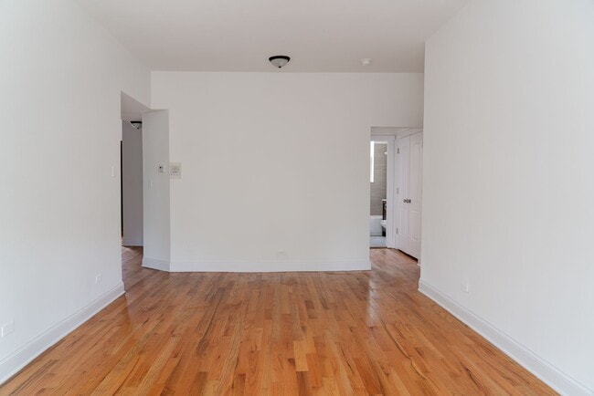 Building Photo - Uptown - 2 Bed / 1 Bath - In-Unit Laundry