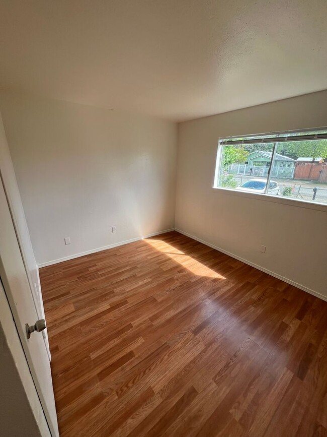 Building Photo - Oroville-3 bedroom 1 bath home, yard, newl...
