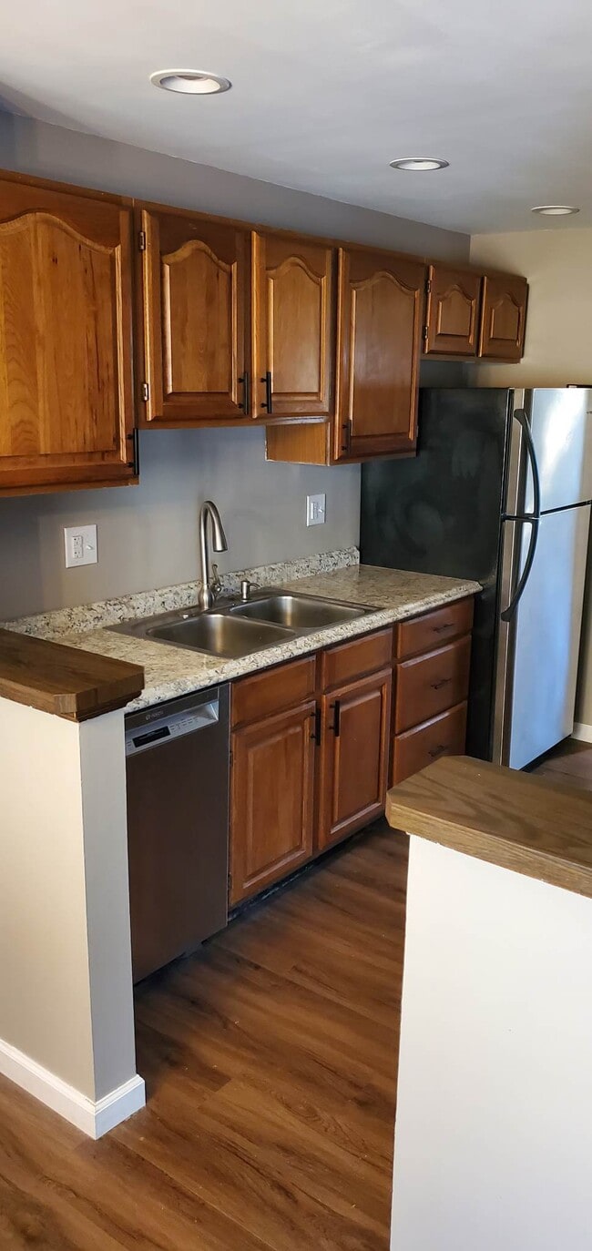 Building Photo - 2032 Meadowside Ln