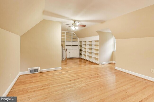 Building Photo - 9326 W Parkhill Dr
