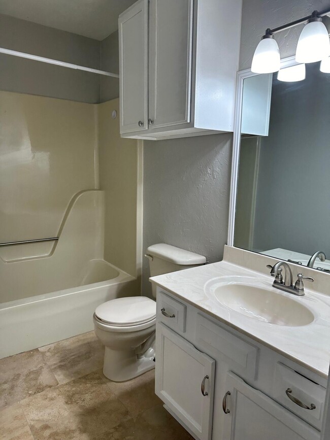 Building Photo - 3505 Lakeside Ct