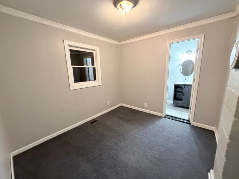 Building Photo - 205 Alesa Dr