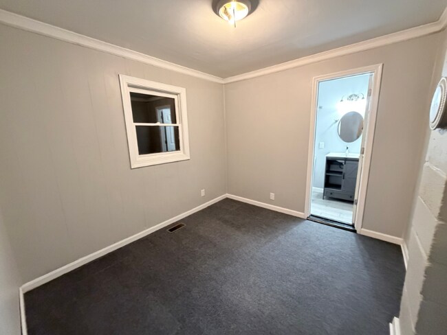 Building Photo - 205 Alesa Dr
