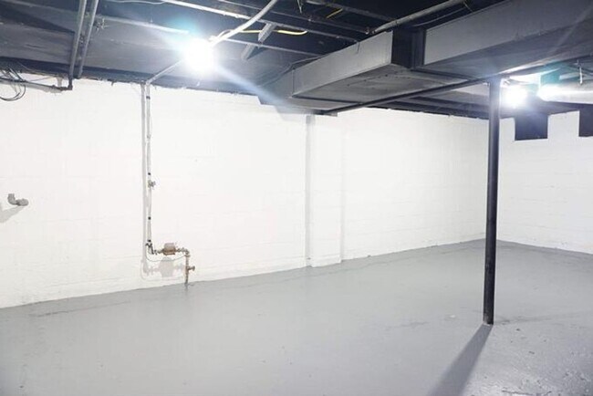 Building Photo - Freshly Renovated 3-Bedroom Home – Quality...