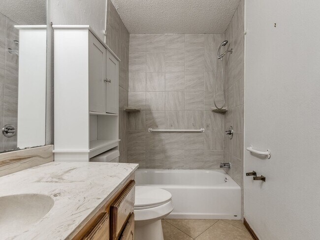 Building Photo - 3 Bed 2 bath!