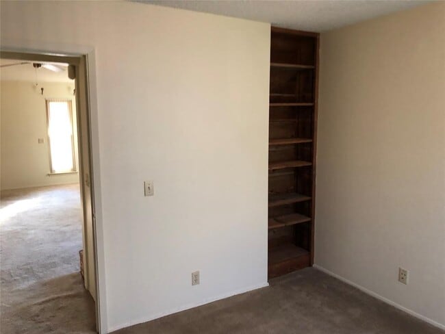 Building Photo - 914 W Meadowmere Ln