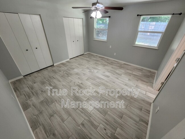 Building Photo - 2010 E Foster Dr