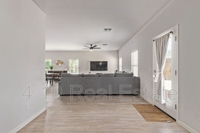 Building Photo - 45174 W Sandhill Rd