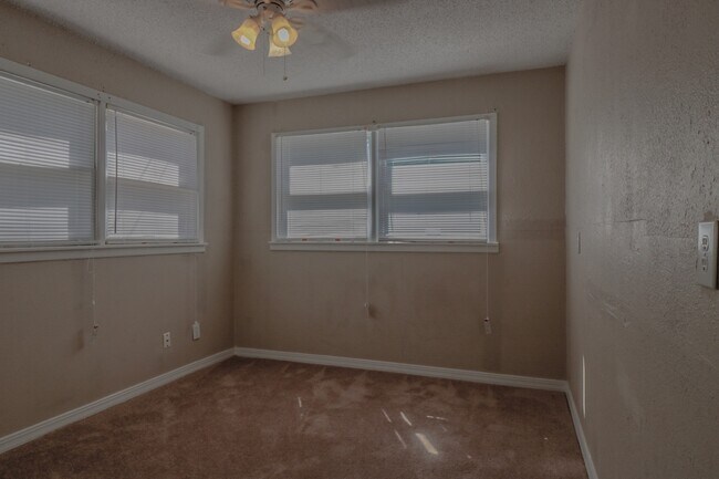 Building Photo - 2305 27th St