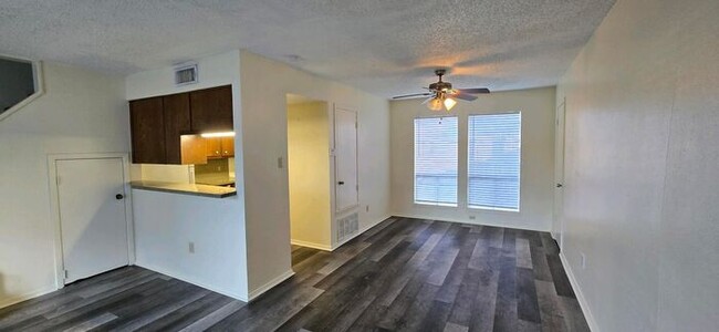 Building Photo - Tour Today! Newly Updated 2/1.5 Townhome i...