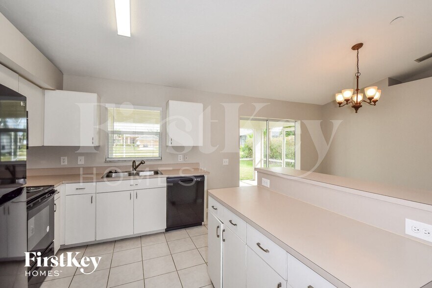 Building Photo - 4829 SW 24th Ave