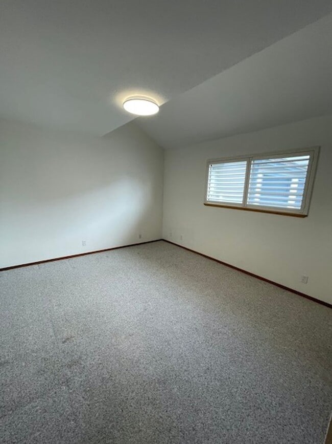 Building Photo - Quiet 2bd/2bath Condo with garage off of M...
