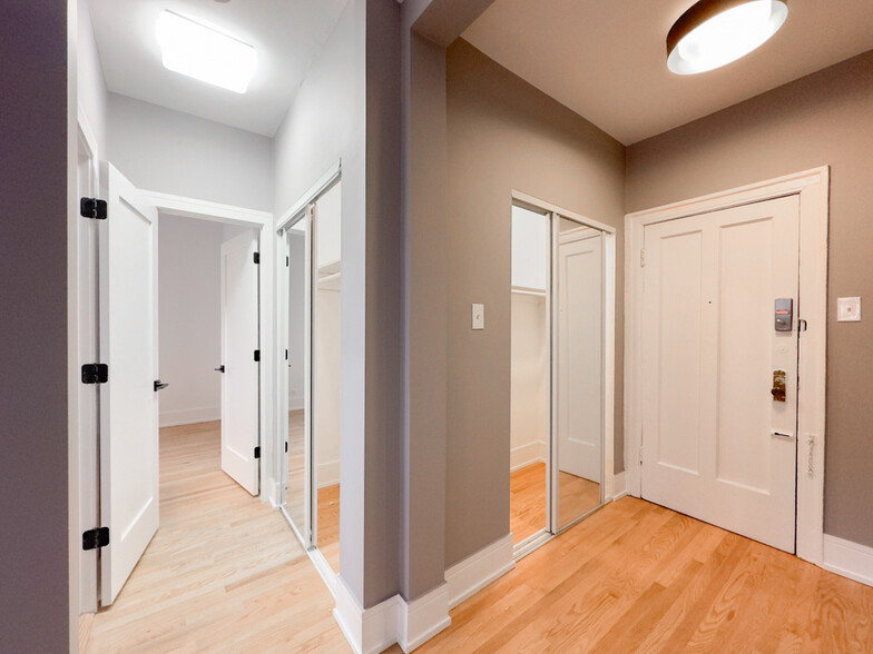 Building Photo - 633 W Cornelia Ave
