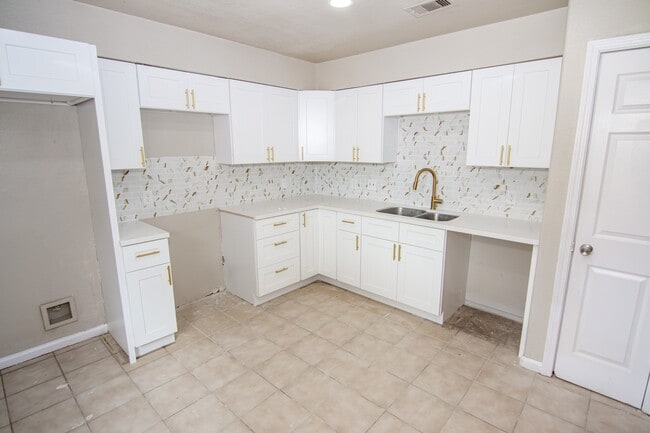 Building Photo - 2611 Ashington Dr