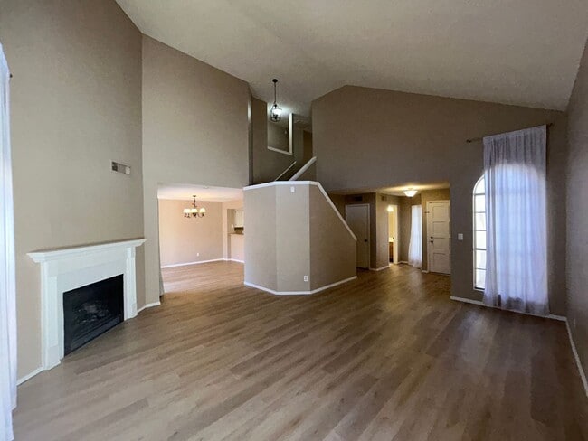 Building Photo - 521 E Kristal Way