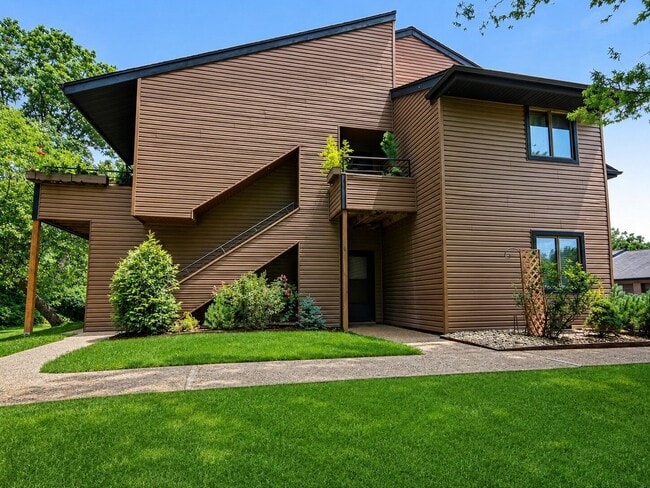 Building Photo - 13831 Amiot Dr