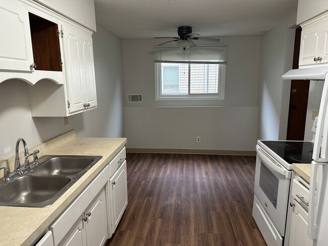 Building Photo - 1 bedroom 1 Bathroom Lower of Level Duplex...