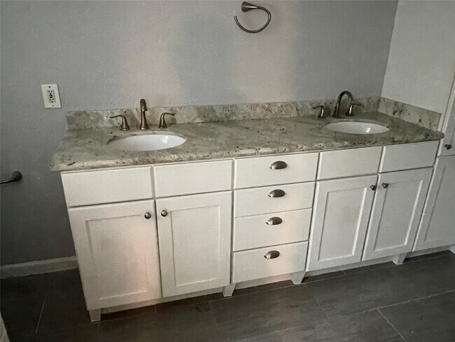 Building Photo - 6674 Sylvan Rd