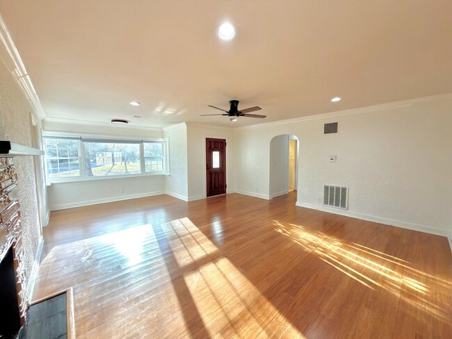 Building Photo - 1216 Eastwood Ave