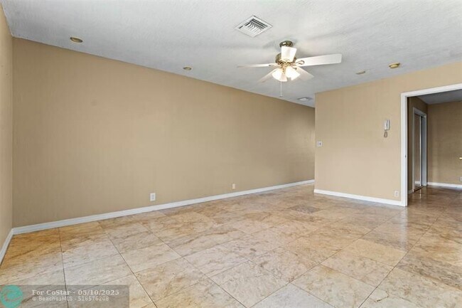 Building Photo - 736 NE 13th Ct