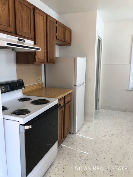 Building Photo - 1990 S Huron St