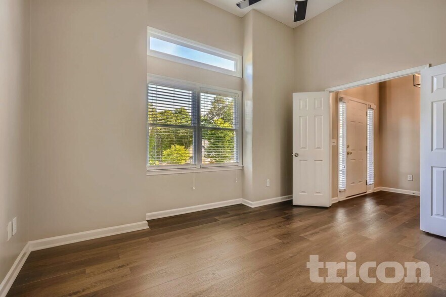 Building Photo - 985 Brookmont Dr S W