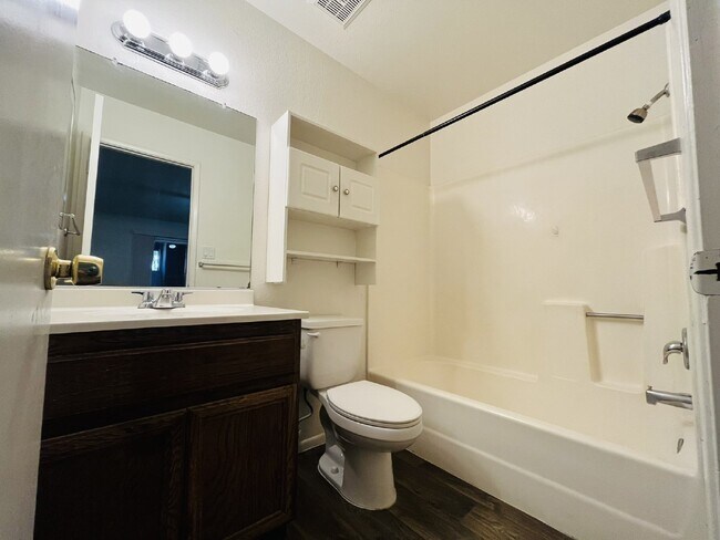 Building Photo - Charming 2-Bedroom, 2-Bathroom Condo for Rent in Maryvale!